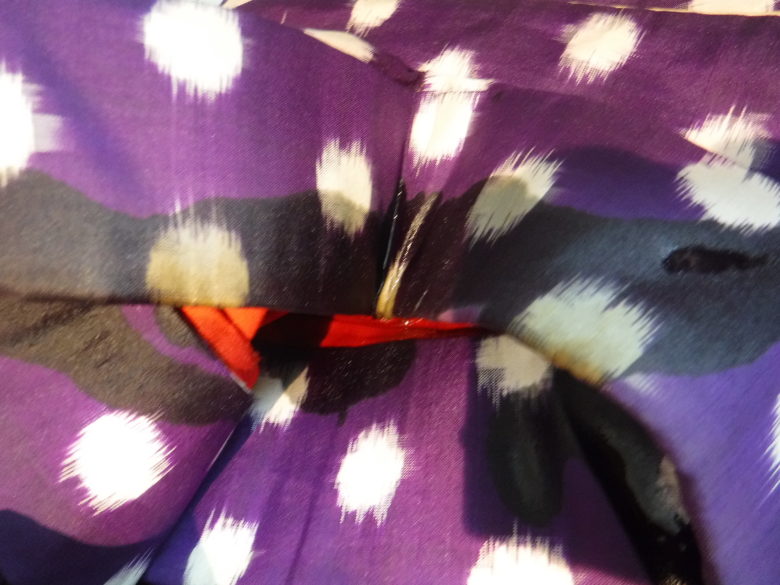 衿に直接洗剤をつける