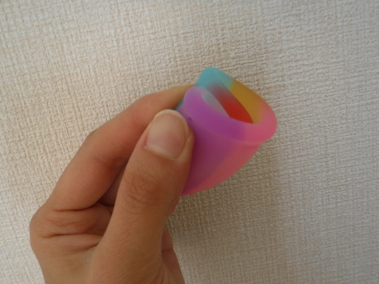 月経カップ 内側に折り込む