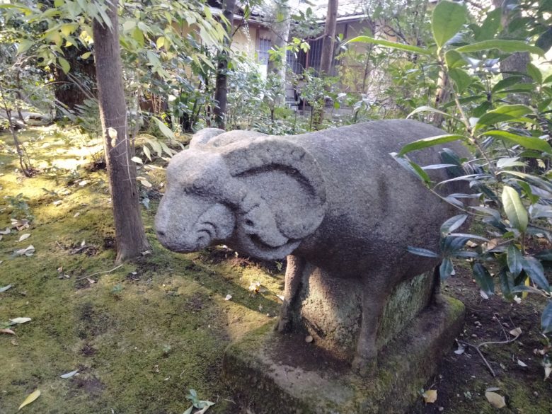 ニヒルな羊(根津美術館庭園)