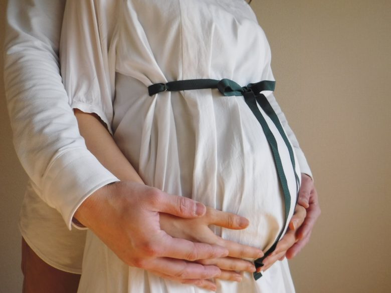 お腹を強調するリボン