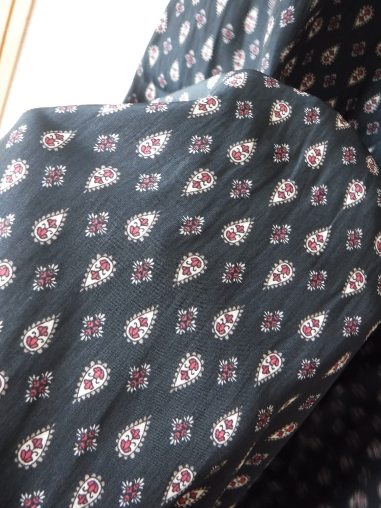 アールカワイイ６月の服　ワンピース柄アップ