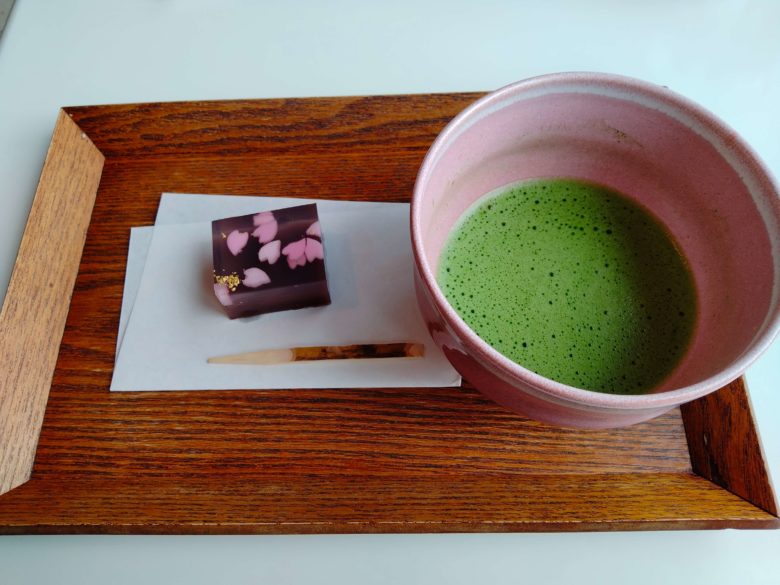 Cafe 椿の抹茶セット/和菓子は「夜桜」