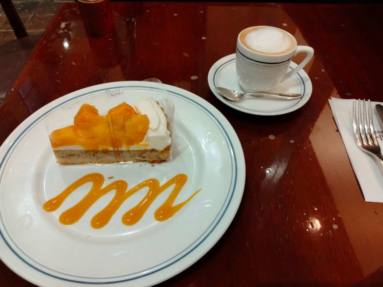 マンゴータルトとカプチーノ