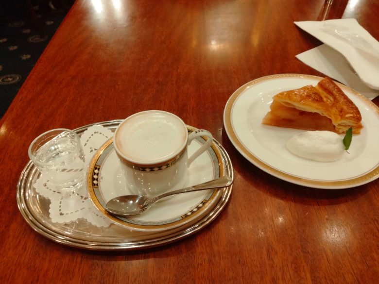 銀座トリコロール　アップルパイとコーヒー