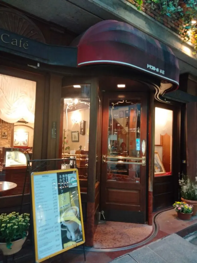 トリコロール本店　外観