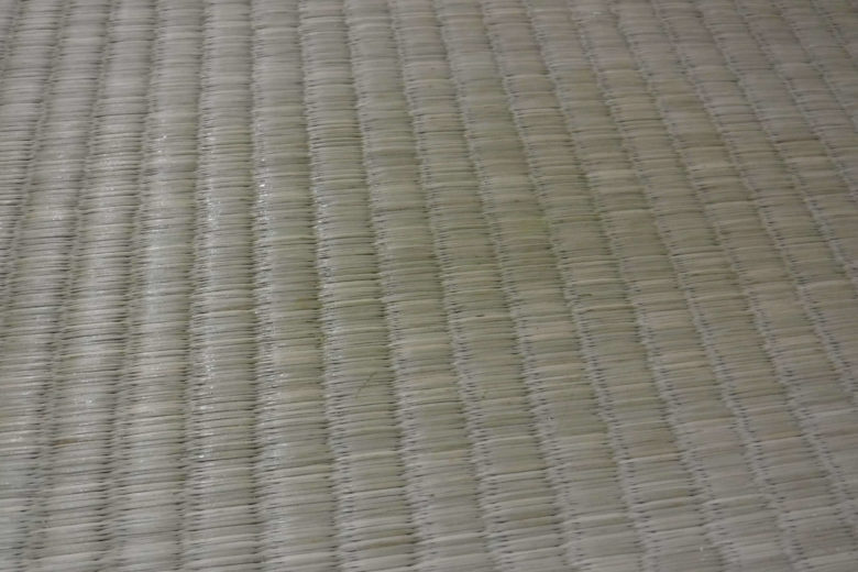 床にこぼした漆喰(水ぶき)