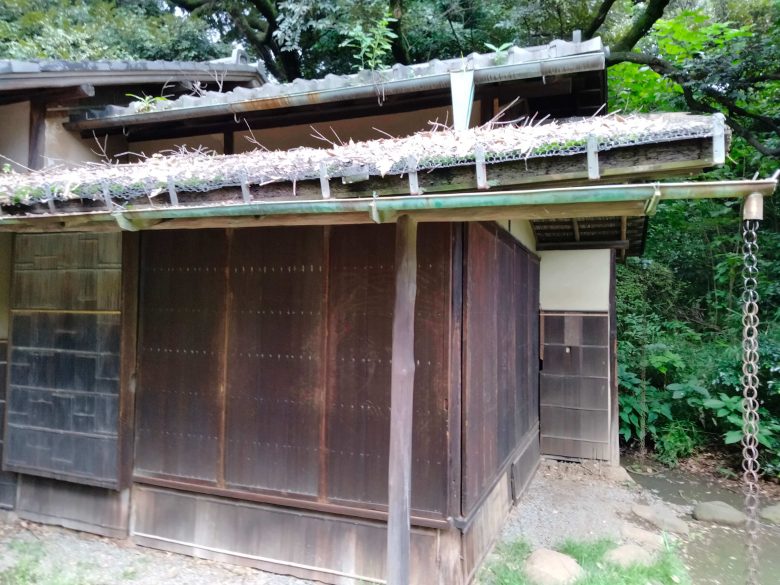 閉め切られた茶室