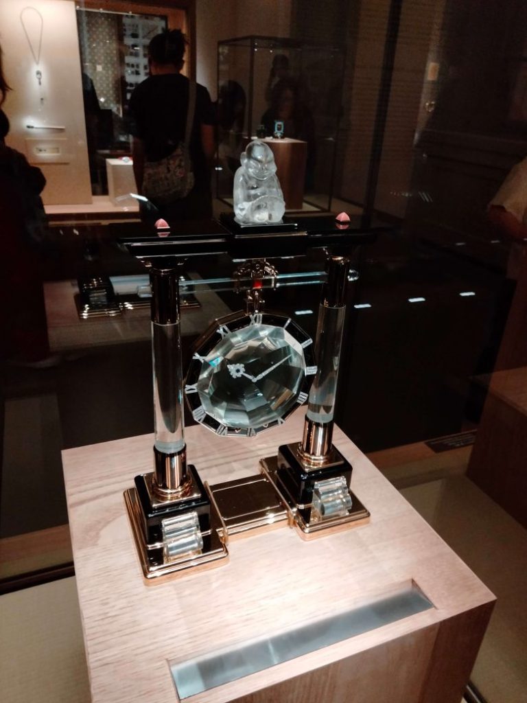 大型の「ポルティコ」ミステリークロック